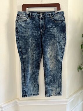 Contemporary Blue Acid-Wash Capri Jeans